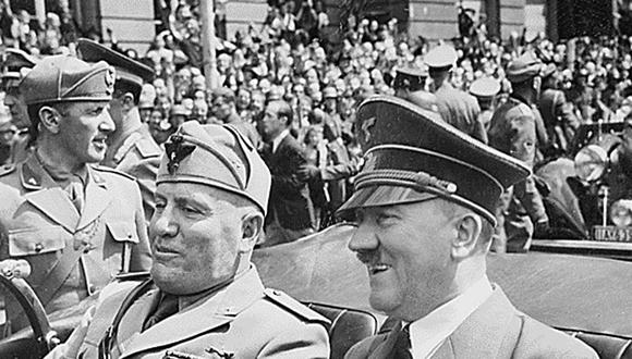 Un 19 de julio de 1943, Adolf Hitler se reúne con Benito Mussolini en Feltre (Italia) y lo convence para que continúe en la guerra. Días después, el Duce renuncia. (THE NATIONAL ARCHIVES / AFP).