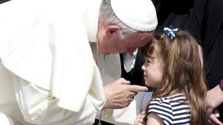 Papa Francisco cumple deseo a niña que se quedará ciega [VIDEO]