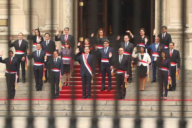 La foto protocolar frente a Palacio de Gobierno con Walter Martos como primer ministro, 14 ministros ratificados y 4 nuevos. (Foto: Alessandro Currarino / GEC)