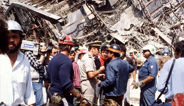 19 de setiembre de 1985. Un devastador terremoto de magnitud 8,1 con epicentro en la costa del Pacífico sacudió a gran parte del país y dejó en ruinas una amplia zona de Ciudad de México. (DERRICK CEYRAC / AFP).