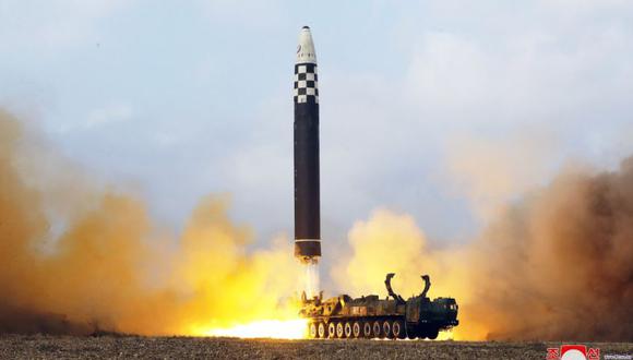 Un misil balístico intercontinental (ICBM) se lanza en esta foto sin fecha publicada el 19 de noviembre de 2022 por la Agencia Central de Noticias de Corea del Norte (KCNA).