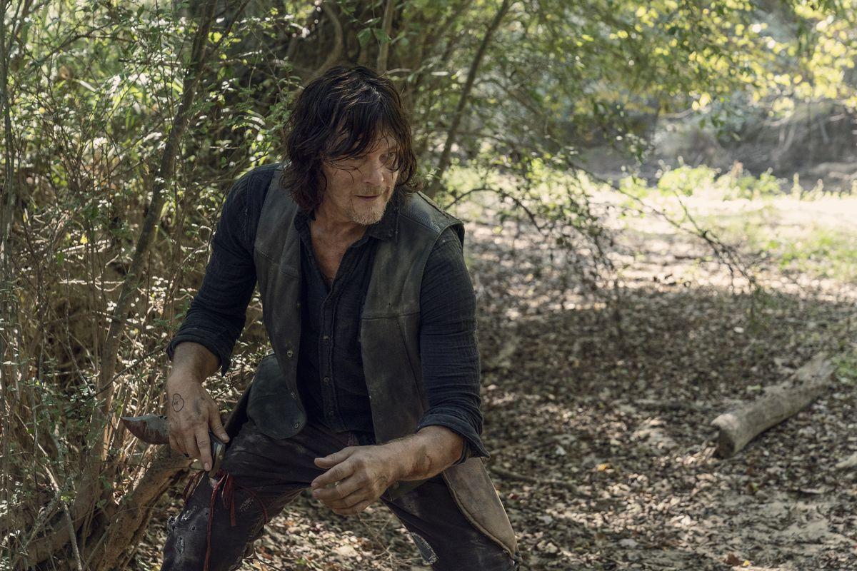 En "The Walking Dead" 10x10, Daryl Dixon (Norman Reedus) tiene que ser sigiloso para completar una misión. Foto: AMC.