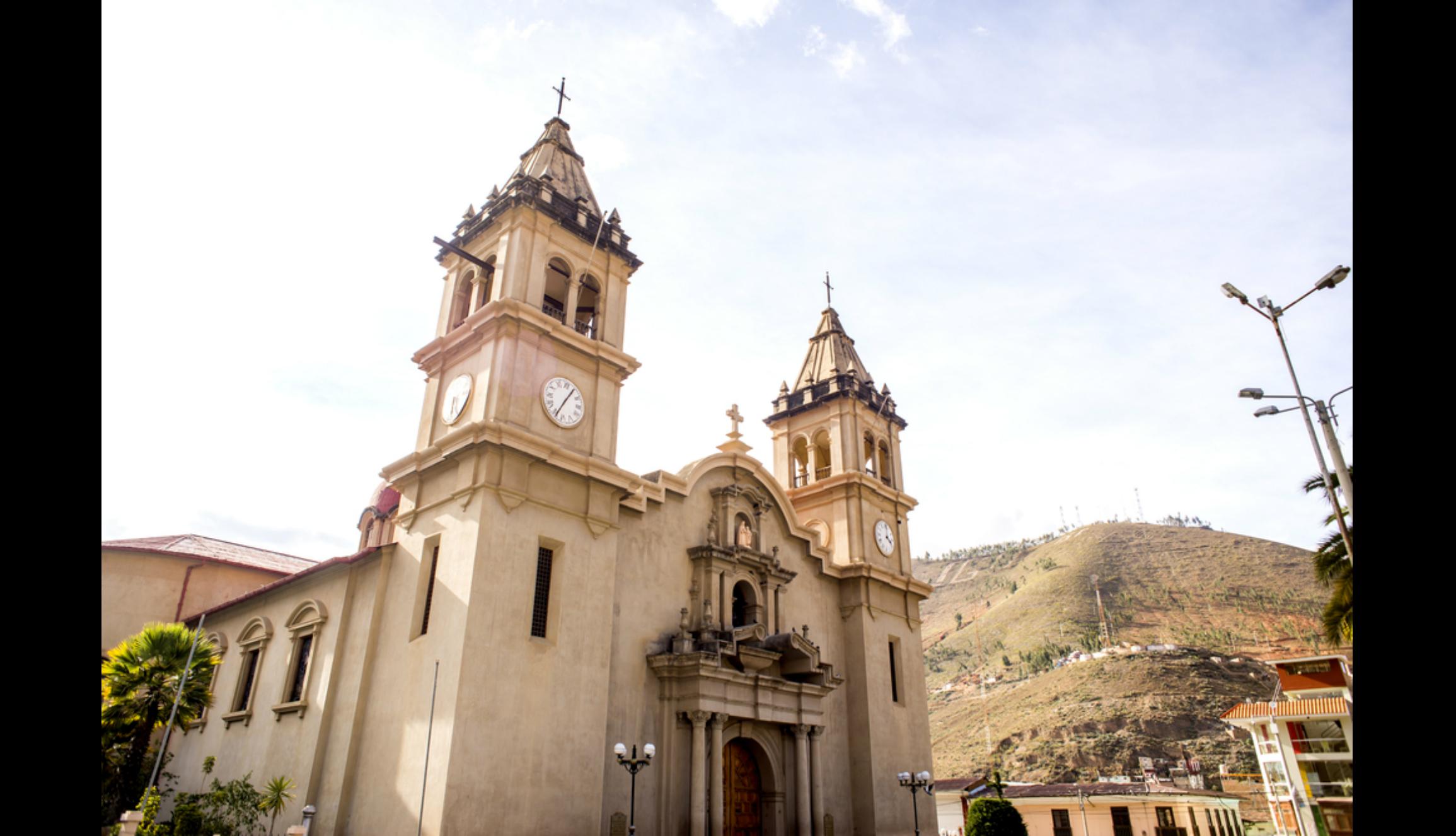 La Catedral de Santa Ana. El centenario reloj que verás sobre una de sus torres fue donado por el Mariscal Ramón Castilla. Ingresa a la catedral, ubicada en la Plaza de Armas de la ciudad, y descubre imágenes coloniales y los sarcófagos del ex presidente Manuel A. Odría y de Lorenzo Unfried, obispo de Tarma.          Foto: Shutterstock.