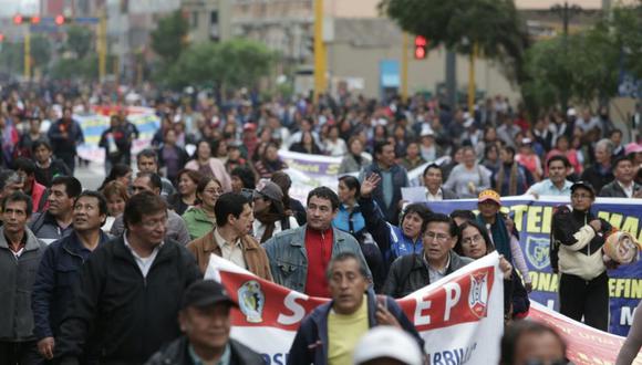Miles de docentes de todo el país protestan desde hace tres semanas en el centro de Lima. (Foto: Anthony Niño de Guzmán / El Comercio)