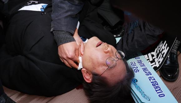 El líder del partido de oposición de Corea del Sur, Lee Jae-myung, es atendido después de ser atacado en Busan el 2 de enero de 2024. (Foto de YONHAP / AFP)