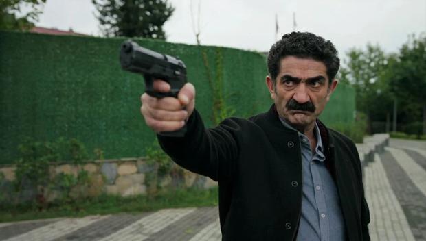 Zafer apuntando su arma de fuego (Foto: Ay Yapım)
