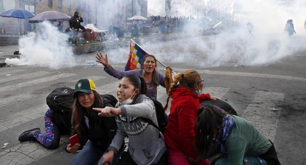 Protestas a favor del expresidente, Evo Morales, protegiéndose de los gases lacrimógenos, en La Paz, Bolivia, el 15 de noviembre del 2019. Jeanine Áñez ya era la mandataria. AP