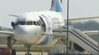 El increíble escape del piloto del avión egipcio secuestrado