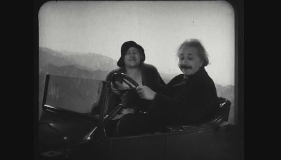 En 1931, Albert Einstein y su esposa Elsa visitaron las instalaciones de Warner Bros. en Hollywood para filmar una divertida escena en auto.