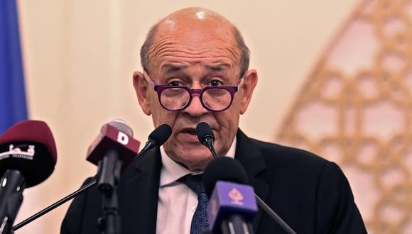 El ministro de Relaciones Exteriores francés, Jean-Yves Le Drian, habla durante una conferencia en la capital de Qatar, Doha. (Foto: Karim JAAFAR / AFP).