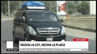 Conductores de minivans falsifican y tapan placas para evitar ser fiscalizados