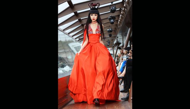 Es la quinta vez que Ani Álvarez Calderón presenta sus vestidos en un desfile de Jessica Minh Anh.  (Foto: Difusión)