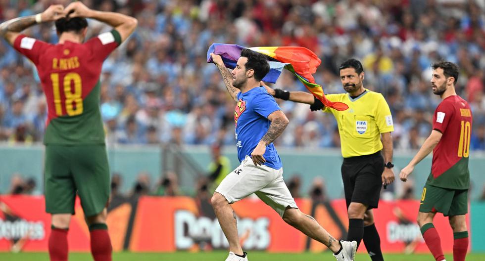 Mario Ferri invade la cancha durante el partido de fútbol entre Portugal y Uruguay por el Mundial Qatar 2022. (EFE/EPA/Noushad Thekkayil).