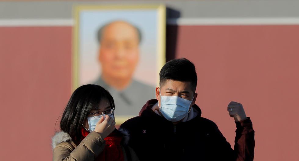 Imagen referencial. Una pareja camina por el centro de Beijing (China) con mascarillas anticontaminación. EFE