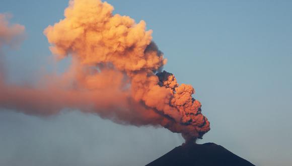 El volcán Popocatepetl arroja ceniza y humo visto desde Puebal, estado de Puebla, México, el 18 de mayo de 2023. (Foto de JOSÉ CASTAÑARES / AFP)