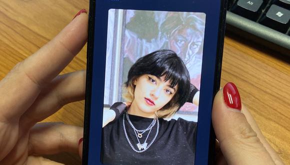 Una mujer mira la foto de perfil de la adolescente iraní, Nika Shakrami, quien supuestamente fue asesinada recientemente durante las protestas en Irán por la muerte bajo custodia policial de Mahsa Amini, de 22 años, en la capital chipriota, Nicosia, el 6 de octubre de 2022. (Foto por AFP)