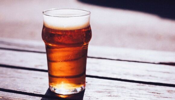 La cerveza se puede servir en un vaso o copa de cuerpo ancho, pero siempre debe estar ligeramente refrigerado. (Foto: PublicDomainArchive / Pixabay)