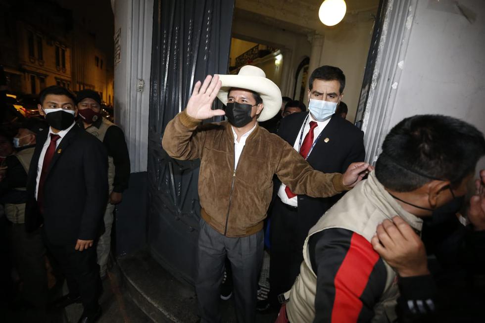 El candidato presidencial de Perú Libre, Pedro Castillo, evacuó la Casa del Maestro, que funciona como local de Perú Libre en el distrito de Breña, tras el sismo de magnitud 6,0 que sacudió Lima esta noche. (Foto: Jorge Cerdan / @photo.gec)