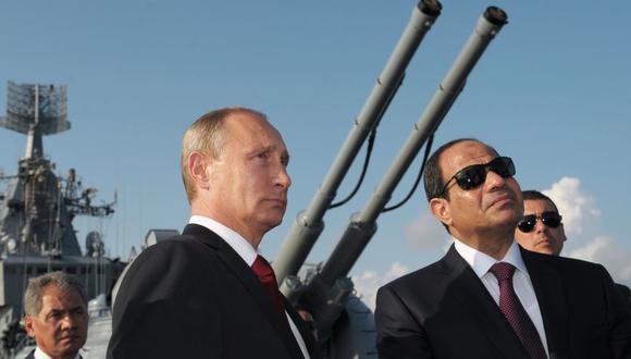 Vladimir Putin y el presidente egipcio, Abdel Fattah al Sisi, durante una visita al Moskva, en Sochi, el 12 de agosto de 2014. (GETTY IMAGES).
