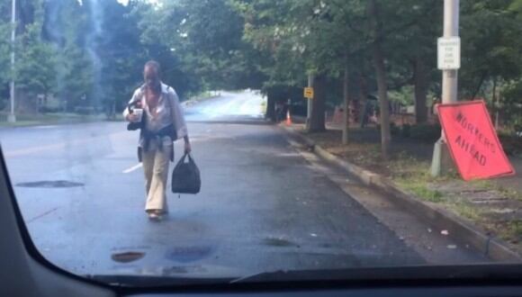 Se viralizó en Facebook el gesto que un chico tuvo con un hombre que caminaba descalzo por la calle. (Foto: Captura)