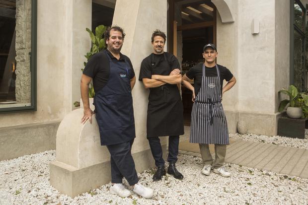 Rodrigo Alzamora, Rafael Osterling and Lukas Sifuentes (Rocco's chef) pose at the entrance of the premises.  (Photo: Maricé Castañeda)
