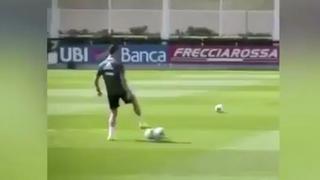 Con la puntería intacta: Cristiano Ronaldo hizo gala de su técnica al encestar con la pierna derecha un balón en aro de baloncesto