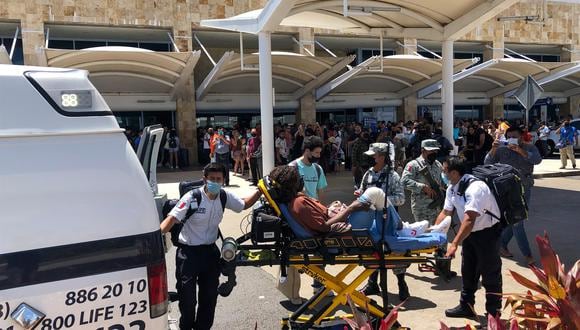 Paramédicos atienden a una turista por una crisis nerviosa en las instalaciones del Aeropuerto Internacional de Cancún por una supuesta balacera. (EFE/Alejandro Zepeda).