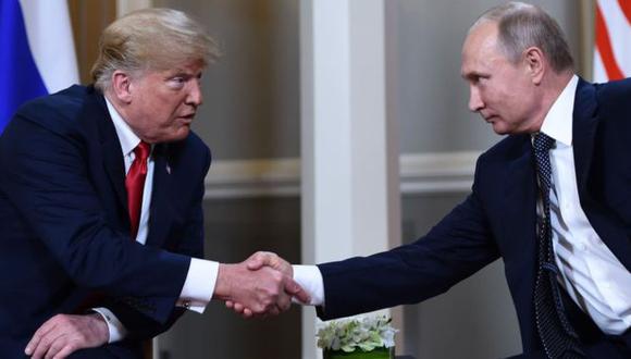 Trump y Putin mantuvieron una larga conversación en privado durante su encuentro el año pasado en Helsinki, Finlandia, que acabó en polémica. Foto: Getty images, vía BBC Mundo