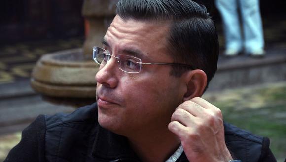 El candidato presidencial guatemalteco por el partido Libertad Democrática Renovada (LIDER), Manuel Baldizón, mira antes de una reunión con ancianos en la Ciudad de Guatemala el 5 de septiembre de 2015. (Foto de JOHAN ORDONEZ / AFP)