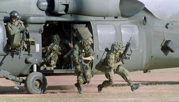 Soldados estadounidenses desembarcan de un helicóptero durante la invasión a Panamá, en 1989.