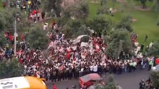 Universitario vs. Unión Comercio EN VIVO: hinchas cremas alentaron al plantel con gran banderazo | VIDEO