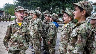 Ucrania: Niños se preparan para la guerra durante sus vacaciones [FOTOS]