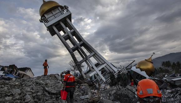 Un grupo de rescatistas realizó una búsqueda en el poblado de Balaroa después de que un terremoto de magnitud de 7,5 grados azotó a Palu, Indonesia, el 6 de octubre. (Foto: Getty Images vía BBC Mundo)