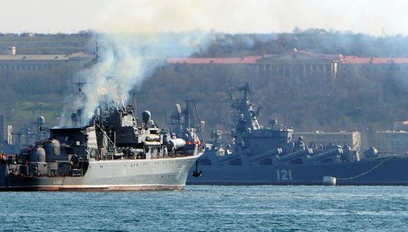 En esta foto de archivo tomada el 30 de marzo de 2014, el patrullero de la armada rusa Pytliviy navega cerca del crucero de misiles Moskva, atracado en la bahía de Sebastopol, en Crimea. (AFP).
