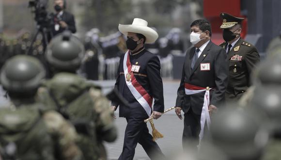 El presidente Pedro Castillo será investigado preliminarmente por los presuntos delitos de patrocinio ilegal y tráfico de influencias, por la injerencia en los ascensos en las FF.AA. El exministro de Defensa Walter Ayala (der.) también es parte de la pesquisa. (Foto: Archivo GEC)