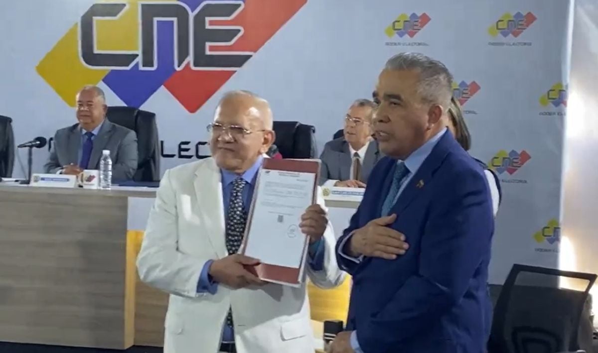 Opposition deputy Luis Eduardo Martínez (on the right against the blue suit) was the first candidate registered for the presidential elections in Venezuela.  (Photo: Video capture / @Luisemartinezh)