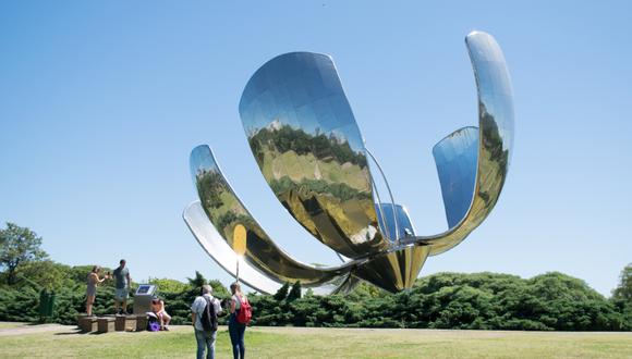 Esta flor de 23 metros de alto espera por ti para que puedas tomarte un sinfín de fotos. (Foto: Shutterstock)