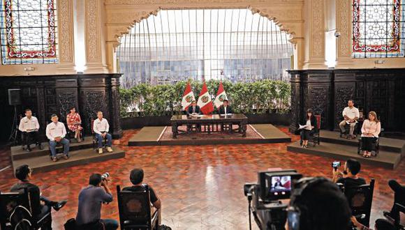 El presidente y los miembros del Gabinete estuvieron distribuidos de forma especial en la reunión. La distancia prudente es una de las principales recomendaciones de prevención contra el coronavirus. (Foto: José Rojas/GEC)