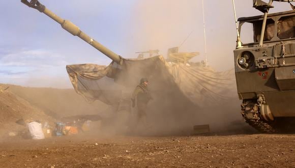 Una unidad de artillería israelí dispara durante un simulacro militar en los Altos del Golán anexados, cerca de la frontera con el Líbano, el 2 de noviembre de 2023. (Foto de Jalaa MAREY / AFP)