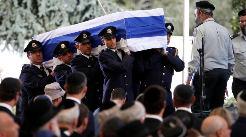 El f&eacute;retro con los restos mortales de Shimon Peres fue enterrado hacia el mediod&iacute;a en el cementerio del monte Herzl de Jerusal&eacute;n, a unos metros de donde reposa otro Nobel de la Paz, Yitzhak Rabin, el primer ministro asesinado por un 