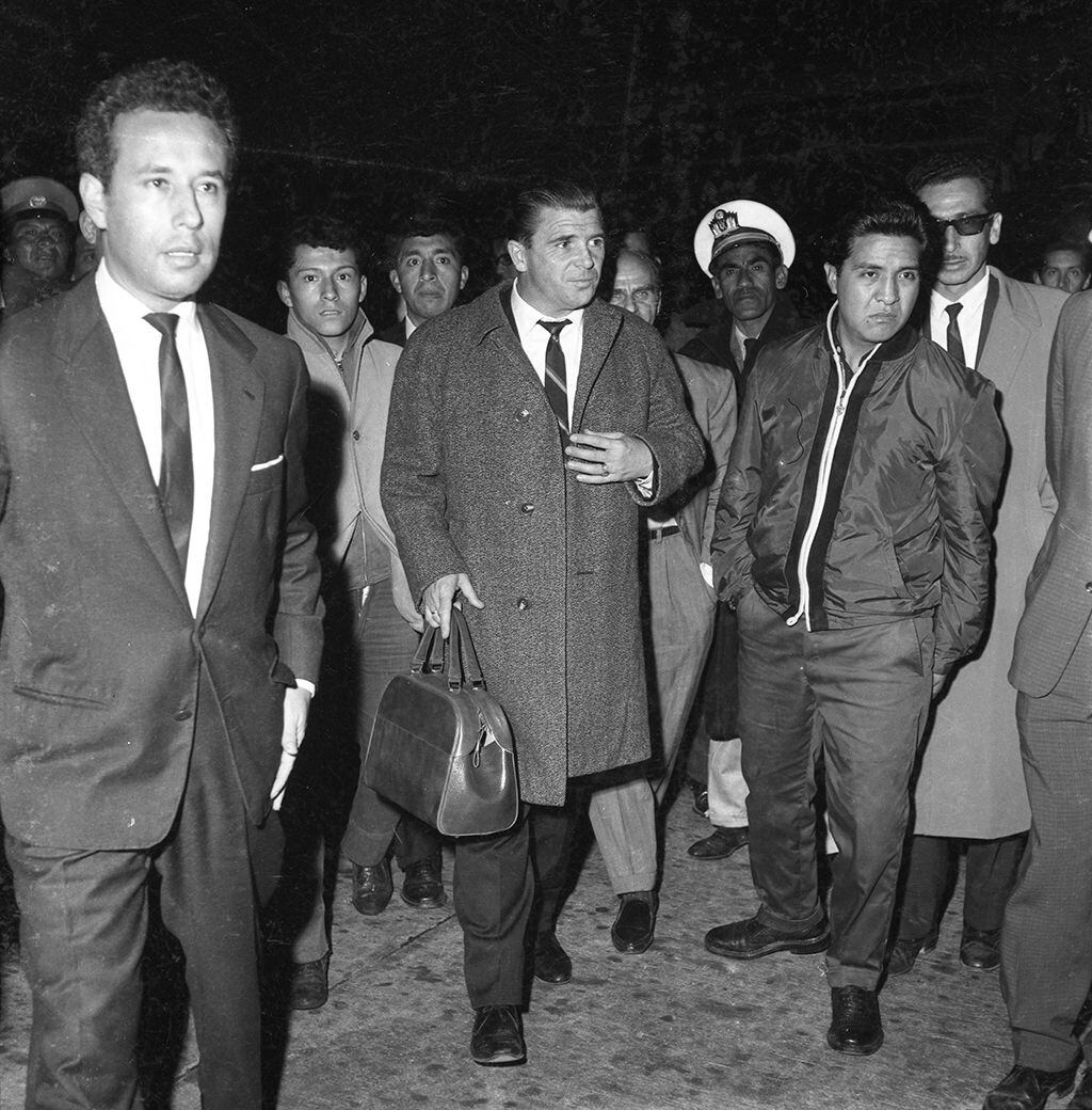 Ferenc Puskas camina por el aeropuerto limeño la noche del 19 de agosto de 1965. (Foto: GEC Archivo Histórico)