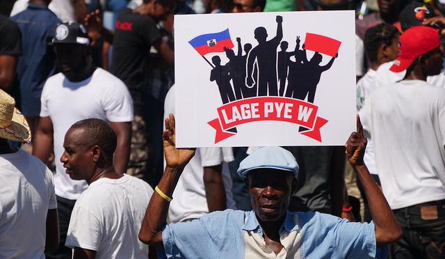 Decenas de miles de personas participan en una protesta para exigir la renuncia del presidente haitiano, Jovenel Moise, este domingo, en Puerto Príncipe (Haití). (Foto: EFE)