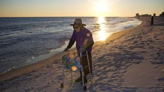 YouTube: tierno instante que mujer de 100 años conoció el mar