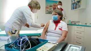 Alemania autoriza uso de vacuna Oxford/AstraZeneca contra el coronavirus para mayores de 65 años