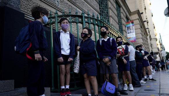 Los niños hacen fila para ingresar a la escuela en medio de la pandemia de coronavirus COVID-19 en Buenos Aires, Argentina. (Foto: AP).