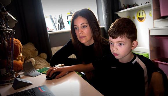 Shelley ayudando a su hijo con las tareas del colegio. (Foto: BBC Mundo)