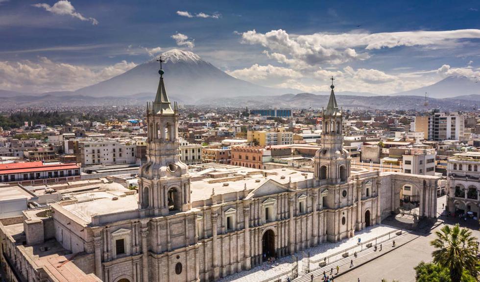 La Ciudad Blanca recibe a turistas de todo el mundo, ya que cuenta con diversos atractivos turísticos, una gastronomía exquisita y porque tiene un clima agradable. La Plaza de Armas de Arequipa se convierte en el punto de encuentro de los visitantes para celebrar el Año Nuevo, pues pueden recibir el año bailando con grupos en vivo y observar un magnífico show de fuegos artificiales. En la siguiente galería, te brindamos algunos consejos para que tu estadía en la ciudad sea perfecta. (Foto: Shutterstock)