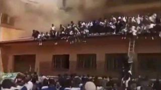 VIDEO | Decenas de alumnas huyen de un incendio en el sureste de República democrática del Congo