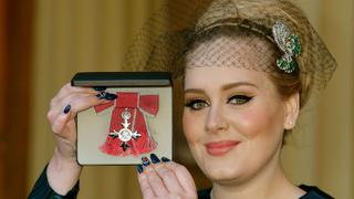 Adele fue condecorada por la realeza británica