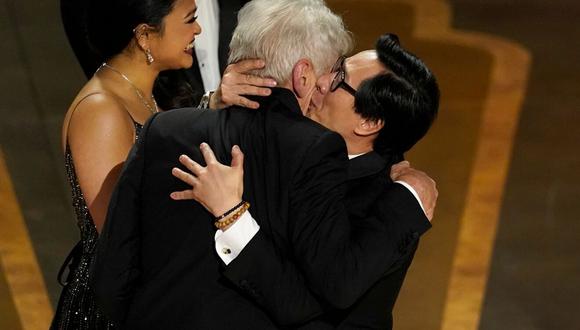 Ke Huy Quan y Harrison Ford se dan un abrazo durante la 95 edición de los Premios Oscar.